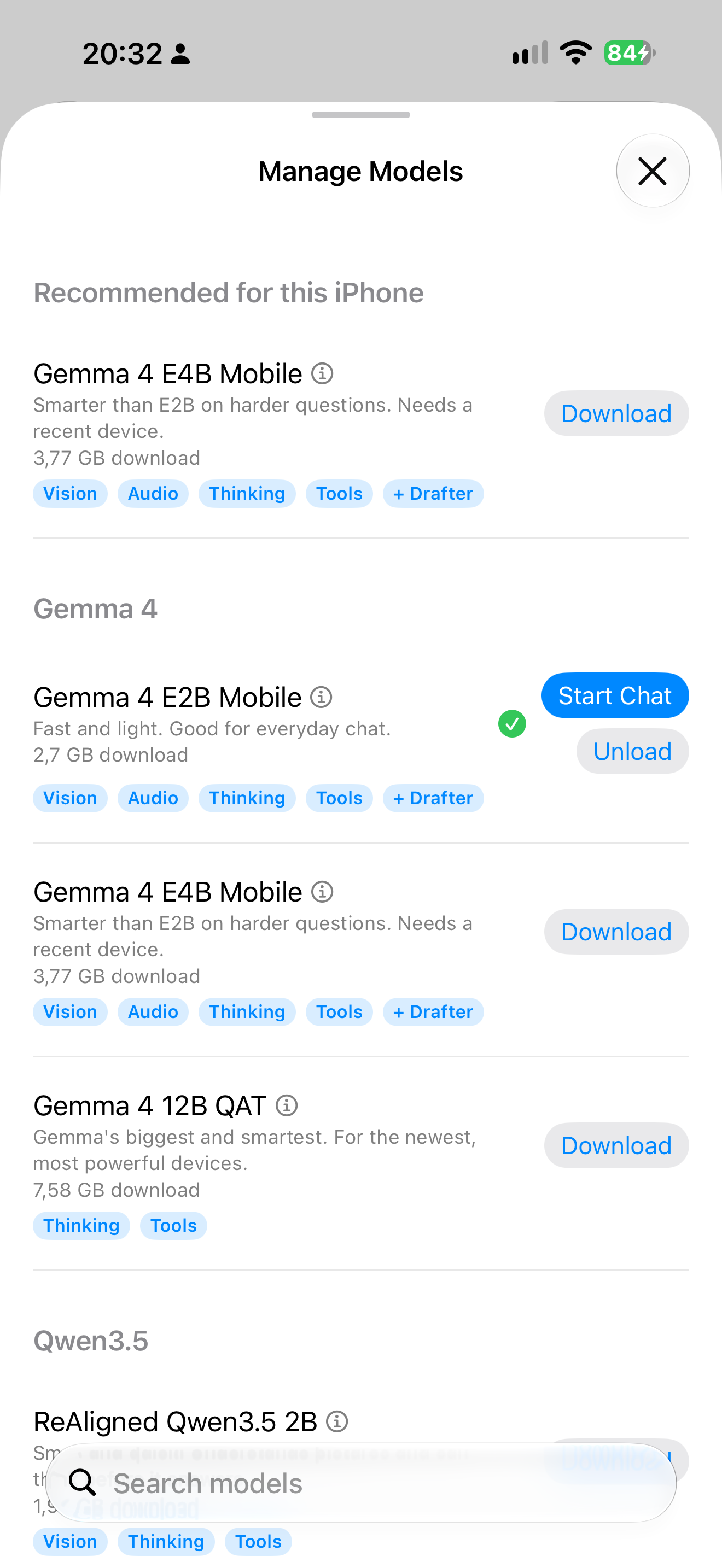 A lista de modelos do Private LLM 2, com os modelos recomendados primeiro, seguidos pelas seções Gemma 4 e Qwen3.5