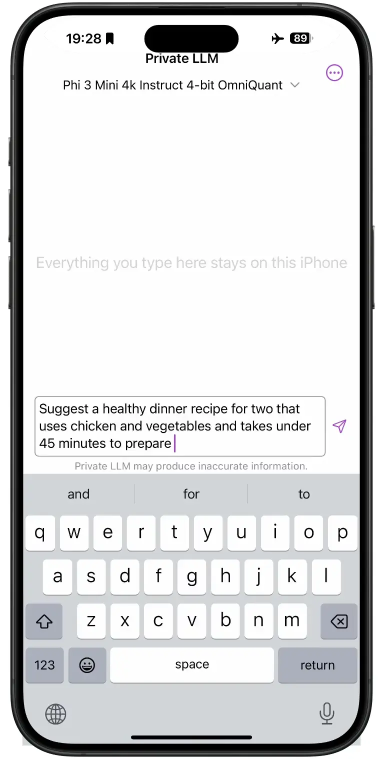 Een close-upweergave van een iPhone-scherm met de interface van de Private LLM-app, waarin een tekstprompt wordt ingevoerd in een chat-achtige interface, waardoor de mogelijkheid van de app wordt benadrukt om geavanceerde taalmodellen lokaal op het apparaat uit te voeren voor verbeterde privacy en offline functionaliteit