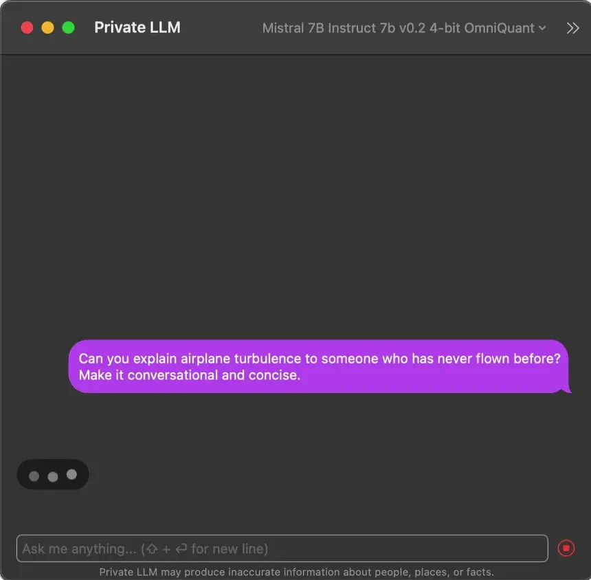 Captura de pantalla de la interfaz de Private LLM en macOS, mostrando a un usuario tecleando un prompt en el campo de entrada de texto de la aplicación, listo para recibir respuestas instantáneas y sin conexión del modelo de lenguaje local