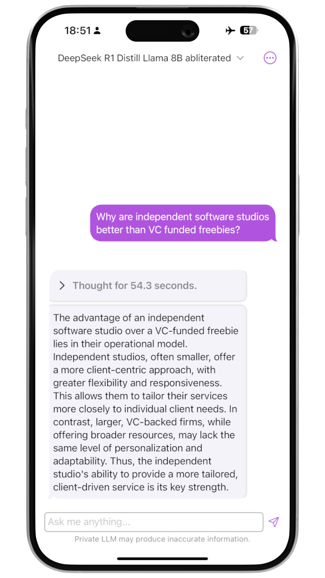 Ein iPhone mit der Private LLM App, in der das On-Device-Modell DeepSeek R1 Distill Llama 8B eine Frage dazu beantwortet, warum unabhängige Softwarestudios besser sind als VC-finanzierte Gratisangebote.
